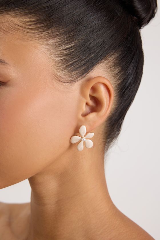 Cary White Pearl Flower Earrings