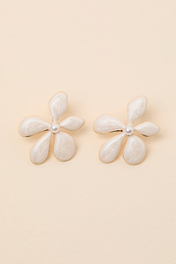 Cary White Pearl Flower Earrings