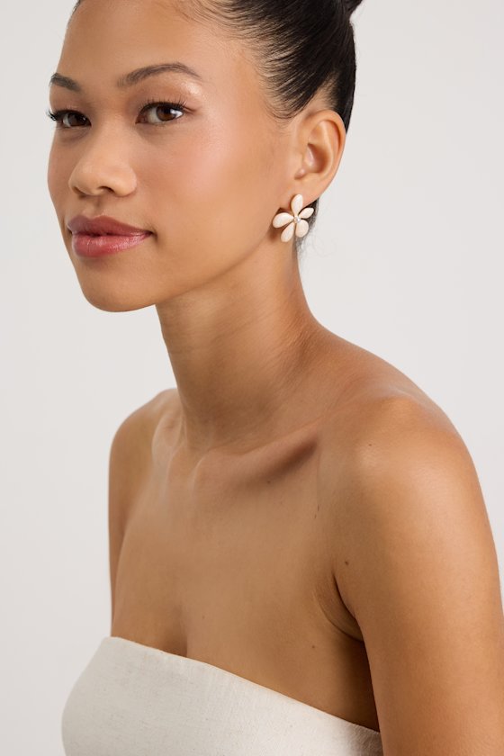 Cary White Pearl Flower Earrings